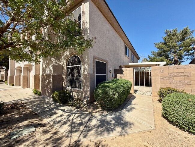 Building Photo - Beautiful 3-bedroom townhome in a desirable gated Green Valley community!