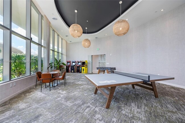 Building Photo - 700 NE 24th St