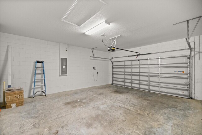 Building Photo - Spacious 4 Bedroom Home with Private Mother-in-Law Suite – Pet Friendly & Move-In Ready!