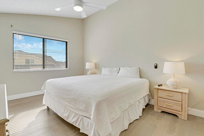 Building Photo - 360 Bella Vista Ct N