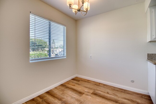 Building Photo - 250 Gloxina St