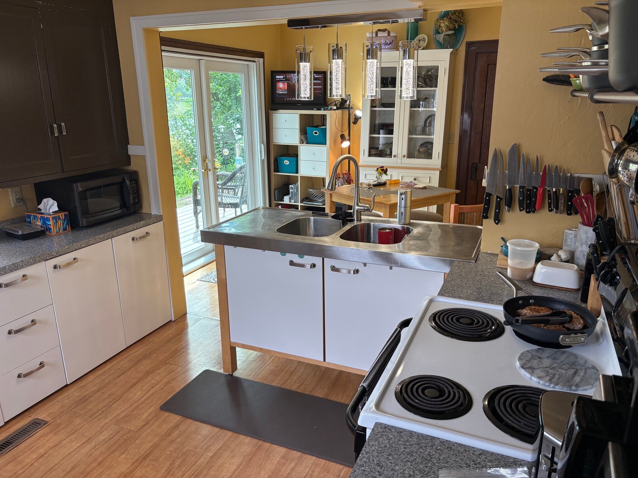 sliding door to patio - 1227 1st Ave