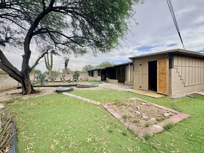 Building Photo - 4740 E Melissa St
