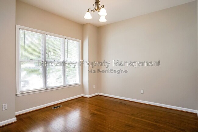 Building Photo - 1600 Nesfield Pl