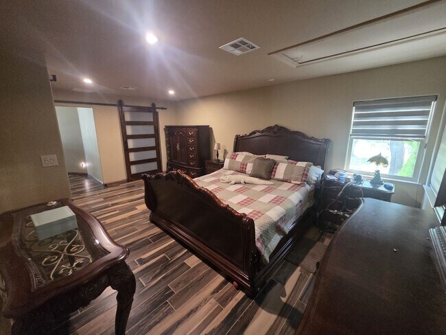 Building Photo - Custom built condo! Country Living! Offered unfurnished OR furnished!