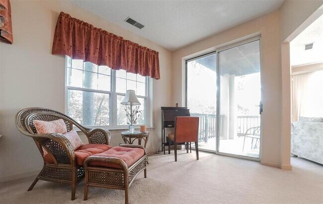 Building Photo - Stunning 2 Bedroom and 2 Bath Townhome !
