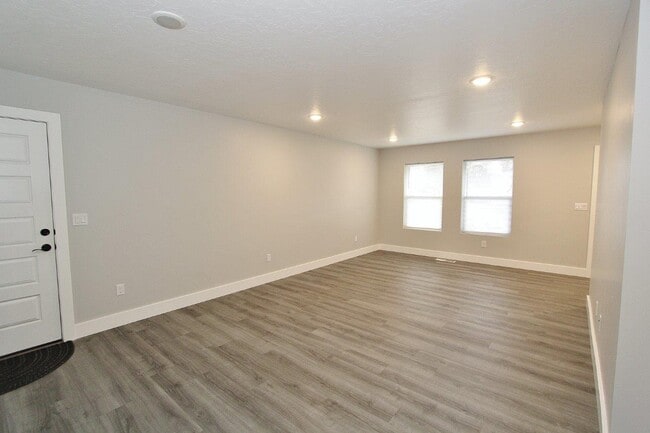 Building Photo - 402 Hazel Ave