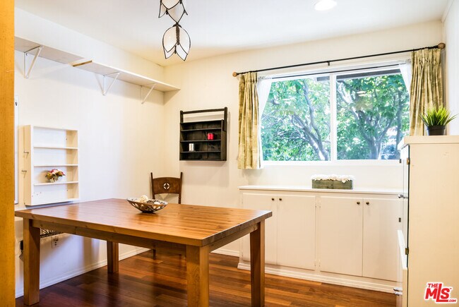 Building Photo - 907 Las Pulgas Rd