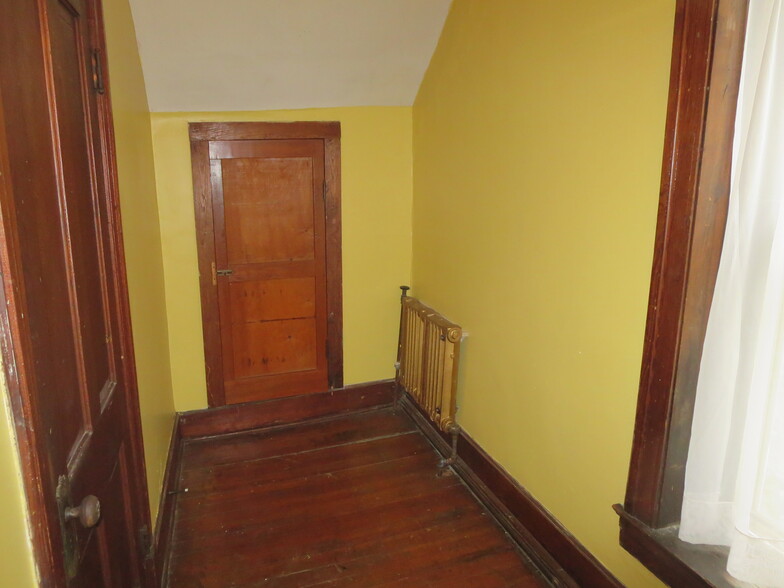 Office. - 204 S 6th St