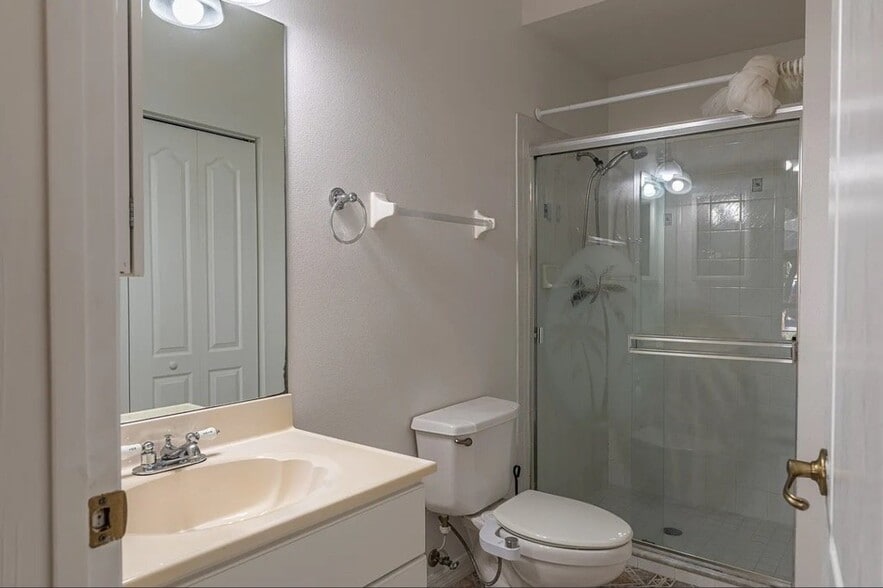 Building Photo - 4717 Four Lakes Dr