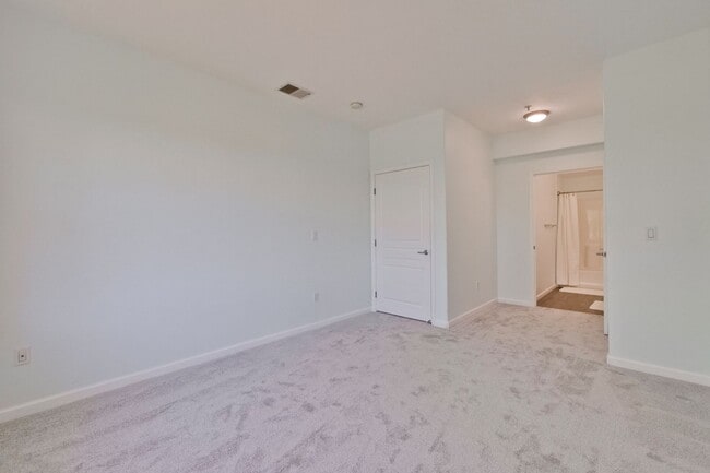 Building Photo - Excellent 2 Bed 2 Bath Condo - Completely Remodeled!