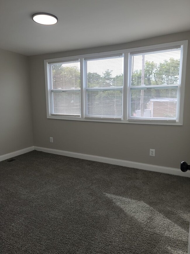 Building Photo - Newly Renovated Townhome Coming Soon!