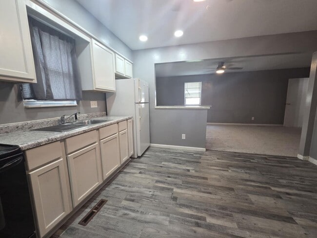 Building Photo - Updated Duplex for Rent
