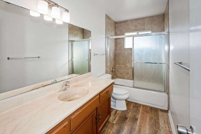 Building Photo - Available Now! Spacious 3BR, 2BA, 1,76sq.f...