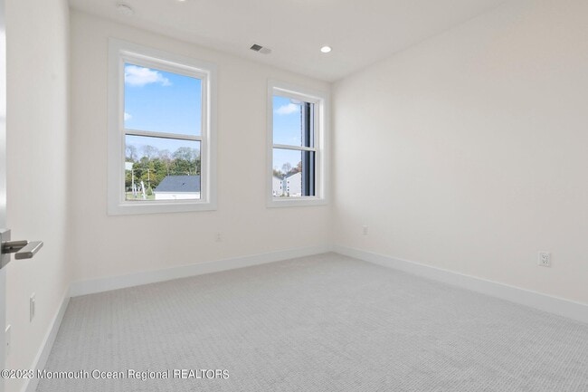 Building Photo - 3 Valiant Ct