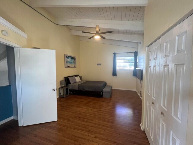 Building Photo - 2417 Sundy Ave