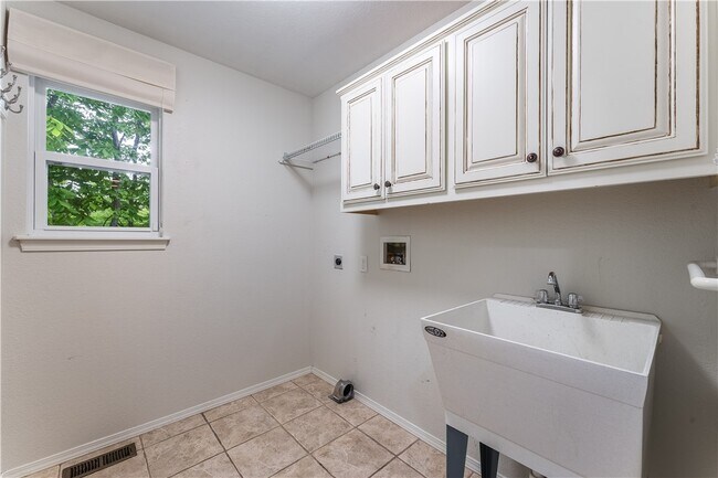 Building Photo - 32 Latshaw Dr