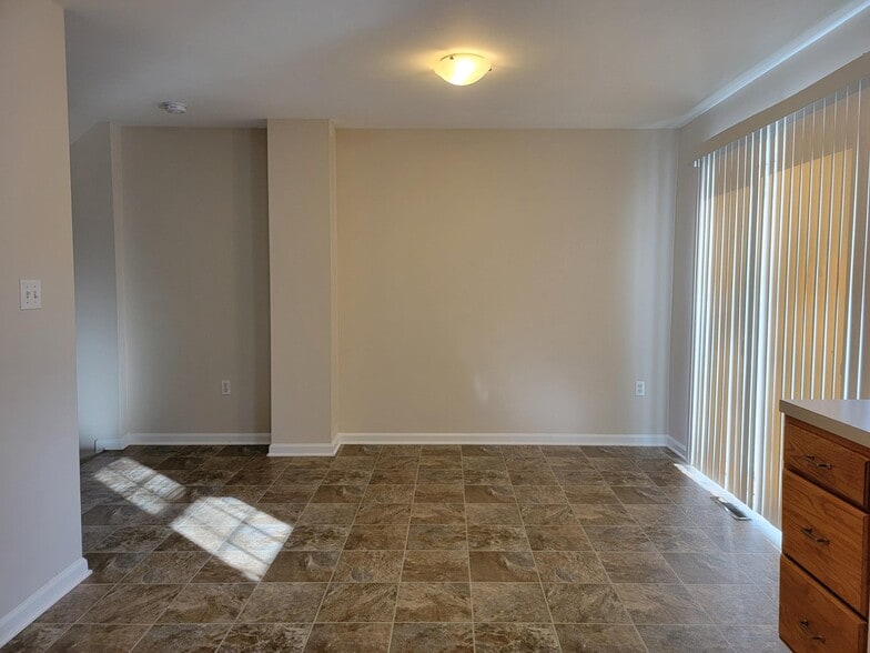 Building Photo - 673 Rockwood Dr