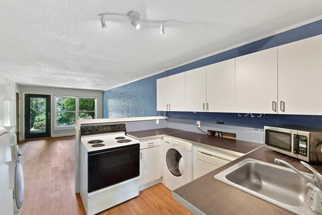 Building Photo - 326 Mathews Ave NE