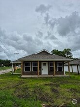Building Photo - 502 N Devon St