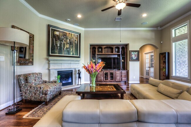 Building Photo - 154 W Hullwood Ct