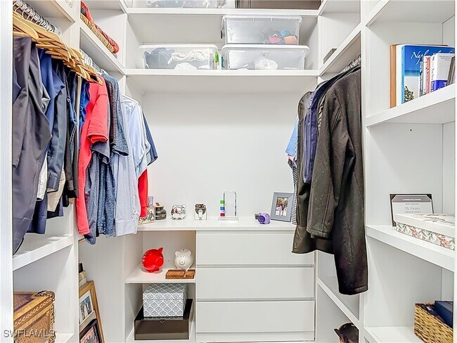 Building Photo - 5529 Soria Ave