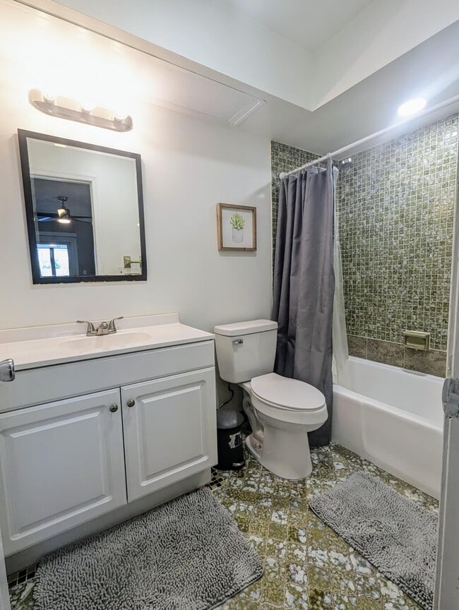 Building Photo - 1352 Riverside Cir