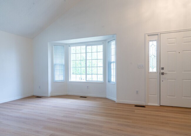 Building Photo - Beautiful Remodeled Home In Great Clinton Area