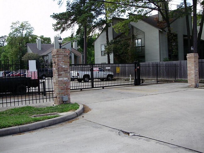 Building Photo - 17401 Red Oak Dr