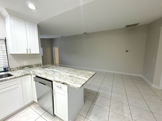 Building Photo - ** NORTH NAPLES ** 3 BED / 2 BATH ** NO HO...