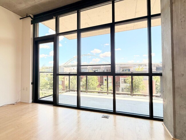 Building Photo - 1830 NW Riverscape St