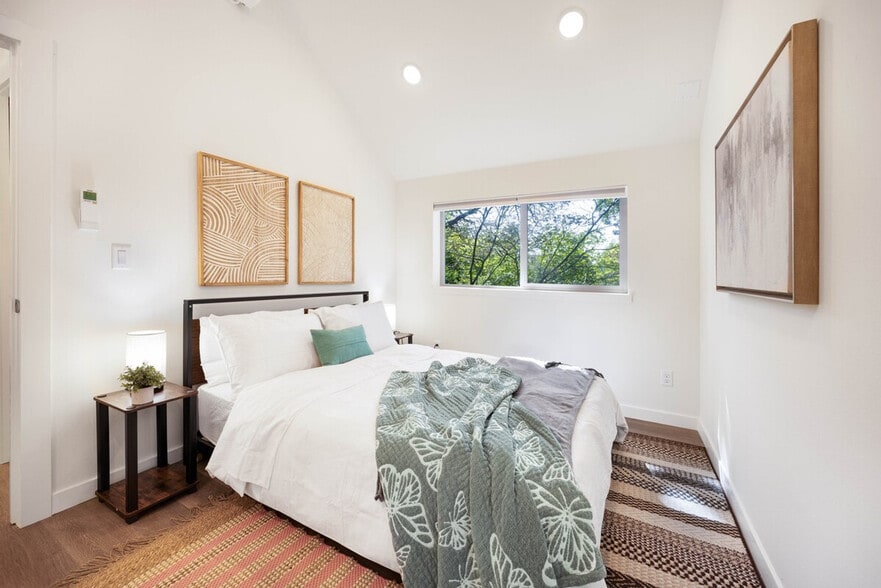 Building Photo - 11520 Roosevelt Way NE