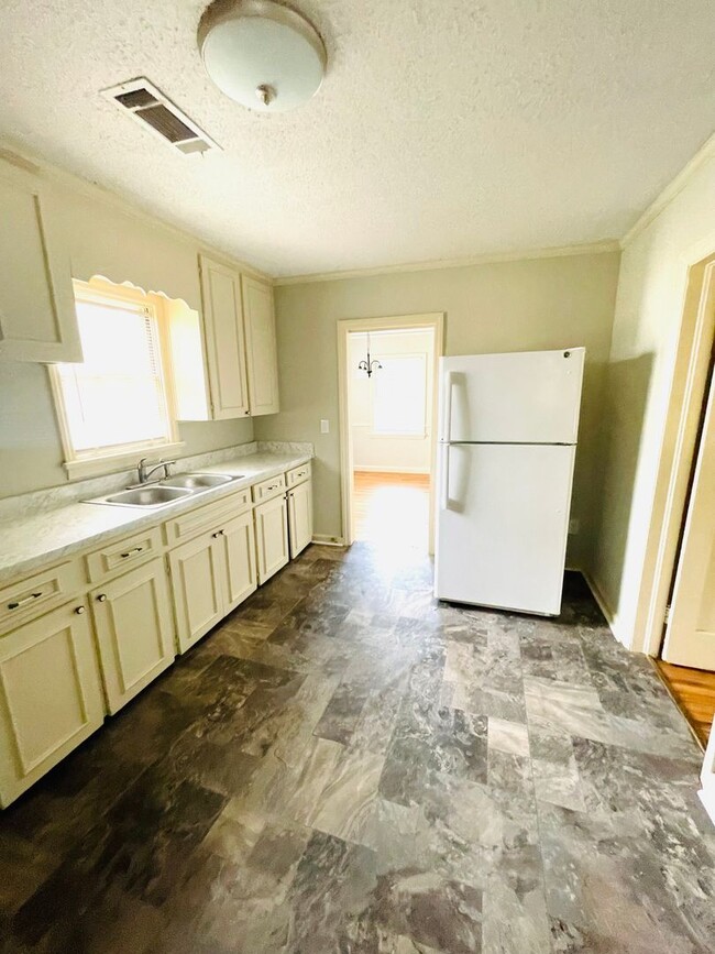 Building Photo - ** 3 Bed 1 Bath located in Cloverdale ** C...