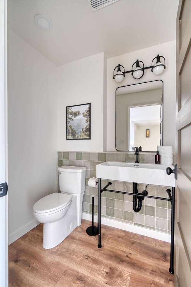 Building Photo - 925 NE 23rd Ave