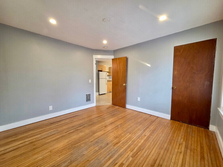 Building Photo - 64 Tryon Park