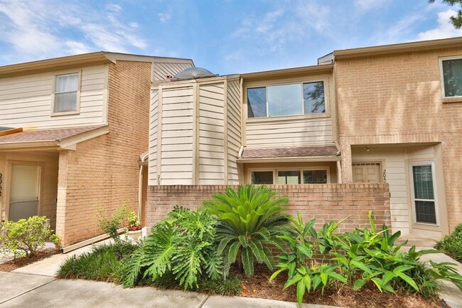 Building Photo - 2050 Augusta Dr