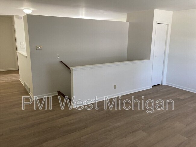 Building Photo - 2703 Woodmeadow Dr SE