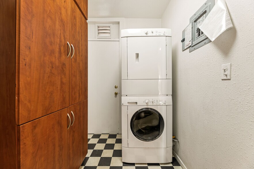 laundry room-private- washer dryer - 3611 1/2 W 4th St