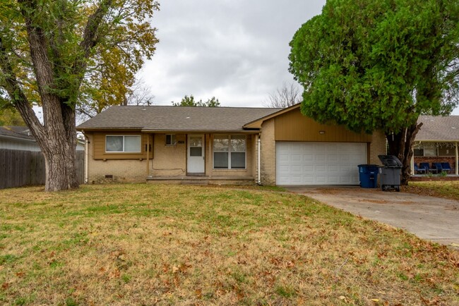 Primary Photo - Gorgeous 3 Bed / 2 Bath Home in Tulsa!