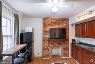 Building Photo - 320 S Juniper St