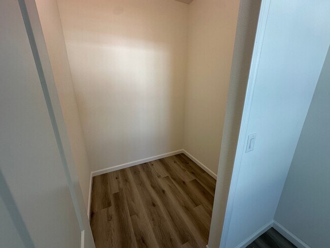 Building Photo - Spacious 2-Bedroom + Den Apartment in Prim...
