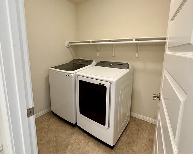 Building Photo - 14004 Hedera Dr