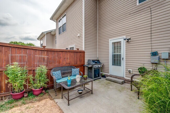 Building Photo - 1431 Riverbrook Dr