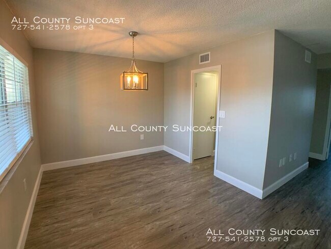 Building Photo - Beautiful 55+ Condo in Gateway Square!