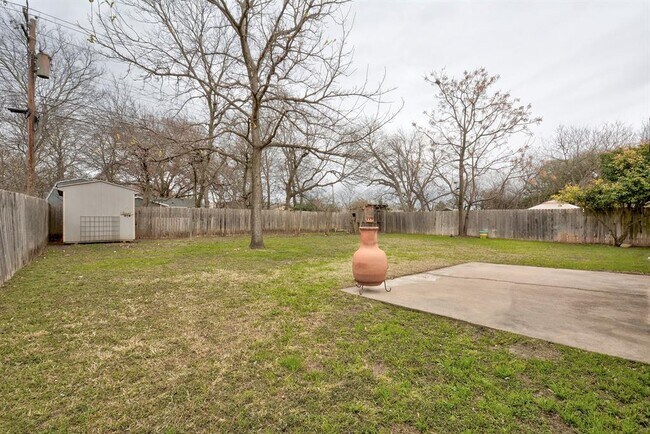 Building Photo - 1600 Ashberry Dr