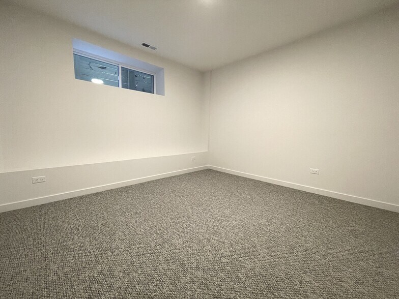 Building Photo - 822 N Winchester Ave