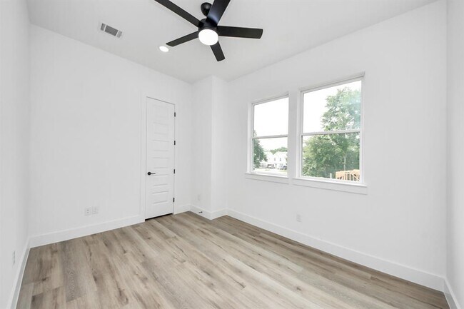 Building Photo - 8311 Venus St