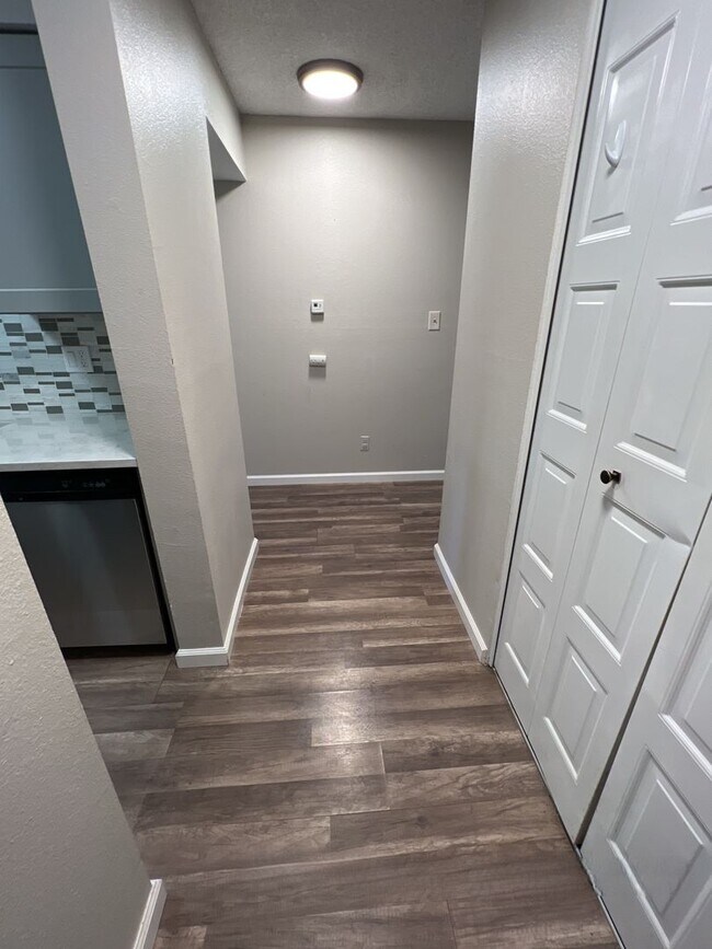 Building Photo - Recently Renovated 2 bedroom 1 bath Garden...