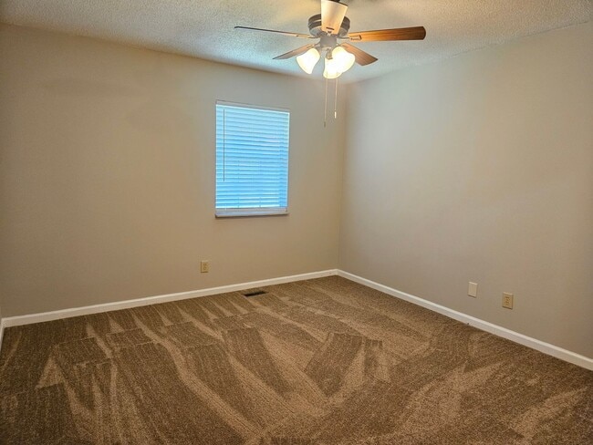 Building Photo - Don't miss out on this 2 bed 2.5 bath cond...