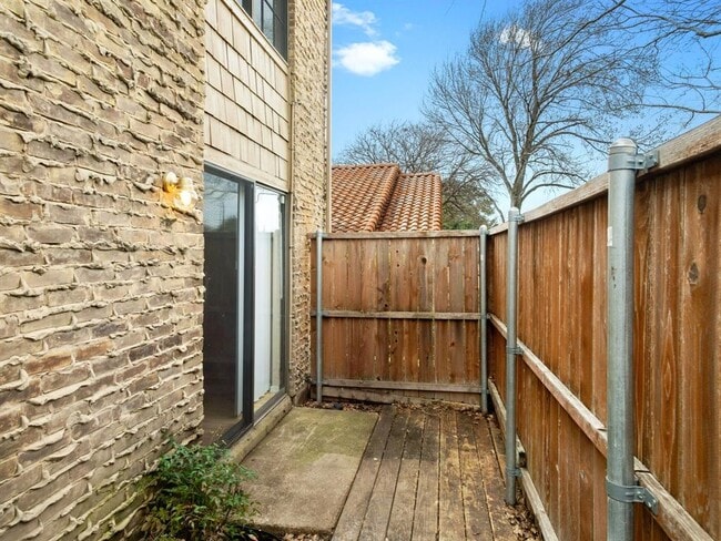 Building Photo - 333 Melrose Dr